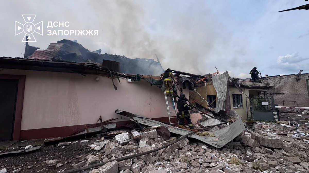 dw_ukrainian's tweet photo. ❗️Війська РФ скинули авіабомби на Запоріжжя: є загибла.

З-під завалів будинку, який було зруйновано внаслідок авіаудару по Запоріжжю, деблокували тіло жінки, повідомили в ДСНС. Ще 10 людей постраждали, серед них - троє дітей. https://t.co/fNqU07VViU