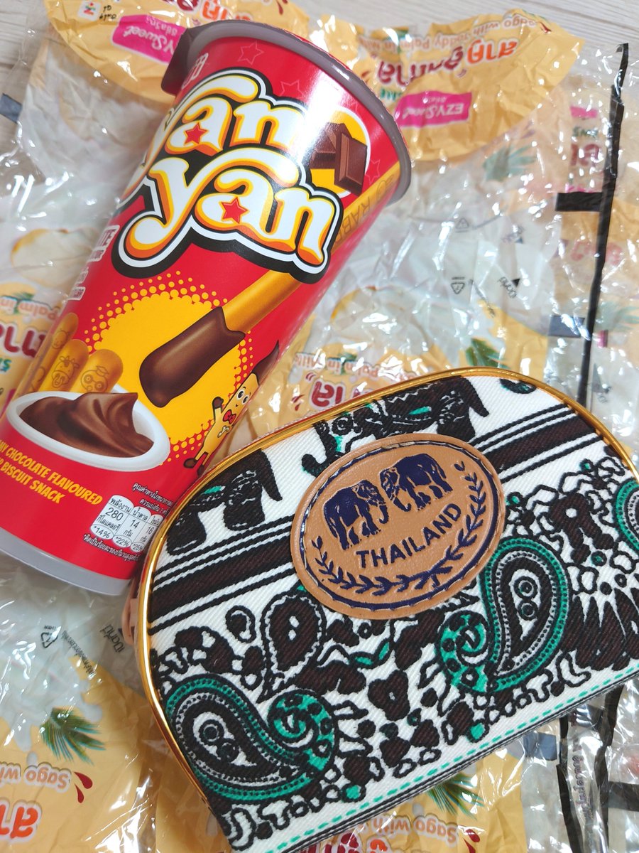 mmmmato_'s tweet photo. タイのお土産もらった！
後ろのはお財布のなかに緩衝材として入ってたジュースの蓋 https://t.co/W0j7nwDLMj