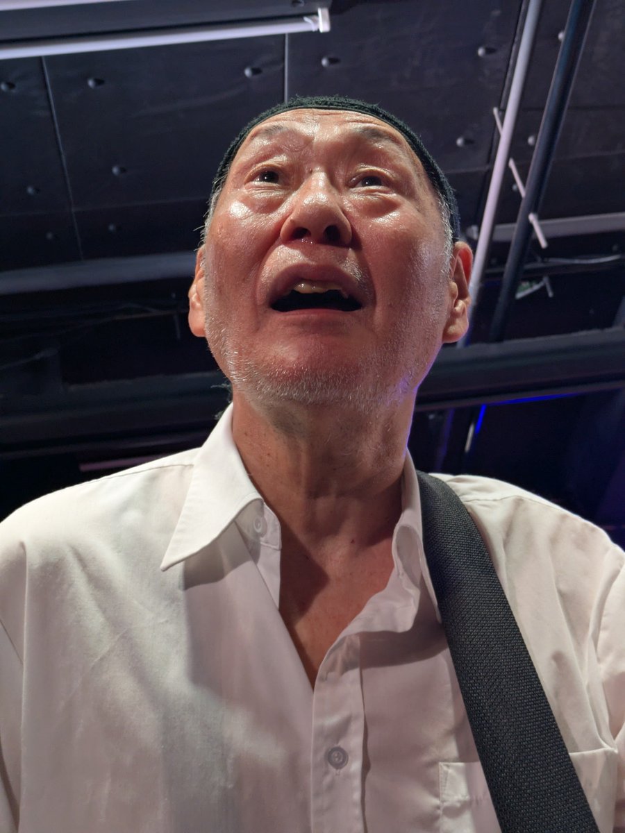 Zhengming1968's tweet photo. 今日は町田で泉谷しげる全力ライブ参戦。この箱は音も椅子も良いし😁、大将の声も良くて満足の熱い夜だった。やっぱり『起死回生』と『カウントダウン』は沁みるな。今日は板谷さんの誕生日🎉ということで、大将からケーキのプレゼント🎂。板谷さん嬉し泣き。良かったね👏
#泉谷しげる #板谷達也 https://t.co/IozYiyjRD2