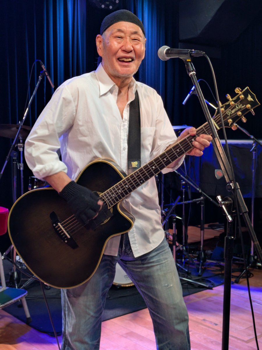 Zhengming1968's tweet photo. 今日は町田で泉谷しげる全力ライブ参戦。この箱は音も椅子も良いし😁、大将の声も良くて満足の熱い夜だった。やっぱり『起死回生』と『カウントダウン』は沁みるな。今日は板谷さんの誕生日🎉ということで、大将からケーキのプレゼント🎂。板谷さん嬉し泣き。良かったね👏
#泉谷しげる #板谷達也 https://t.co/IozYiyjRD2