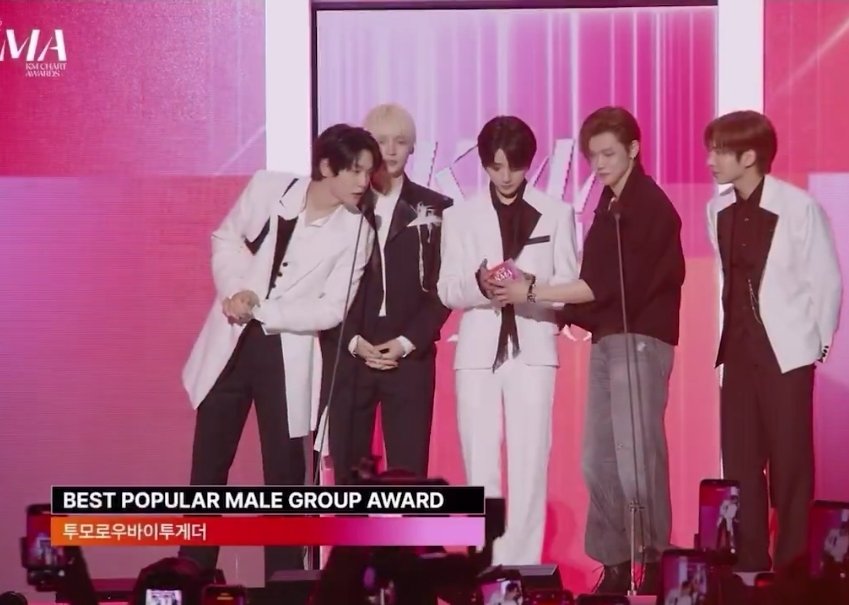 TXTCHART_KR's tweet photo. Congratulations to TOMORROW X TOGETHER for winning the "Best Popular Male Group" Award at the KM CHART AWARDS 2026 🏆

@TXT_members @TXT_bighit https://t.co/cGfbqqLaX0