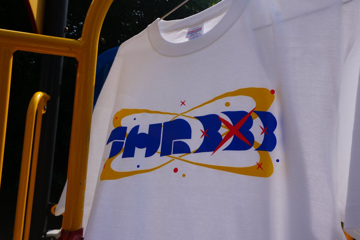THREEE_STAFF's tweet photo. 🏖️新グッズ公開①🏖️

＿＿＿＿＿＿＿＿＿＿＿＿＿＿

● Graphic T-shirt　¥4,500
［Color:White］［Size:L/XL］

● Graphic Towel　¥3,000
［Color:Gray］
＿＿＿＿＿＿＿＿＿＿＿＿＿＿

夏フェスから販売しますので、
ぜひグッズ売り場にお立ち寄りくだ��い🤝 https://t.co/UhejkGp18c