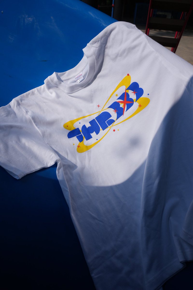 THREEE_STAFF's tweet photo. 🏖️新グッズ公開①🏖️

＿＿＿＿＿＿＿＿＿＿＿＿＿＿

● Graphic T-shirt　¥4,500
［Color:White］［Size:L/XL］

● Graphic Towel　¥3,000
［Color:Gray］
＿＿＿＿＿＿＿＿＿＿＿＿＿＿

夏フェスから販売しますので、
ぜひグッズ売り場にお立ち寄りくだ��い🤝 https://t.co/UhejkGp18c