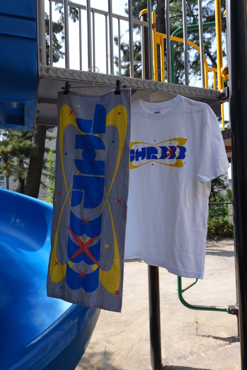 THREEE_STAFF's tweet photo. 🏖️新グッズ公開①🏖️

＿＿＿＿＿＿＿＿＿＿＿＿＿＿

● Graphic T-shirt　¥4,500
［Color:White］［Size:L/XL］

● Graphic Towel　¥3,000
［Color:Gray］
＿＿＿＿＿＿＿＿＿＿＿＿＿＿

夏フェスから販売しますので、
ぜひグッズ売り場にお立ち寄りくだ��い🤝 https://t.co/UhejkGp18c
