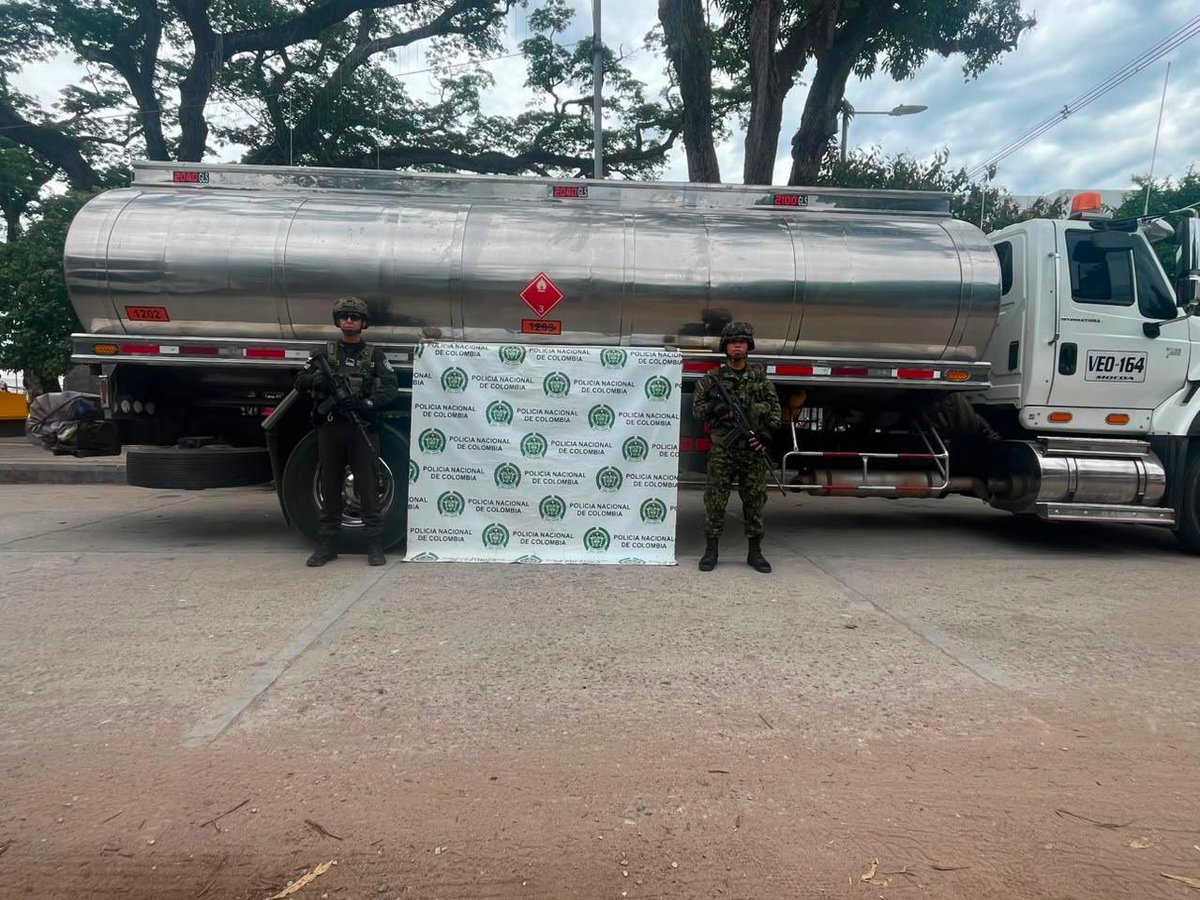 AdrianaMatizTol's tweet photo. Duro golpe contra la minería ilegal. La Fuerza Pública propinó un nuevo golpe a las estructuras criminales que destruyen nuestros recursos naturales con la incautación de 6.220 galones de ACPM, 2 motores, 1 cadena, 1 aire acondicionado para maquinaria y dos unidades de producción minera ilegal con cinco motores de bombeo, utilizadas para esta actividad ilícita en Ataco y Coyaima.

¡Que les quede claro: se les acabó la guachafita! Vamos por ellos hasta capturarlos o que se vayan de nuestro territorio. No habrá guarida para esconderse, ni descanso para quienes insistan en destruir el Tolima. Con el respaldo del nuevo Gobierno Nacional, la ofensiva será más fuerte, más coordinada y más contundente, hasta desmantelar por completo estas redes ilegales.