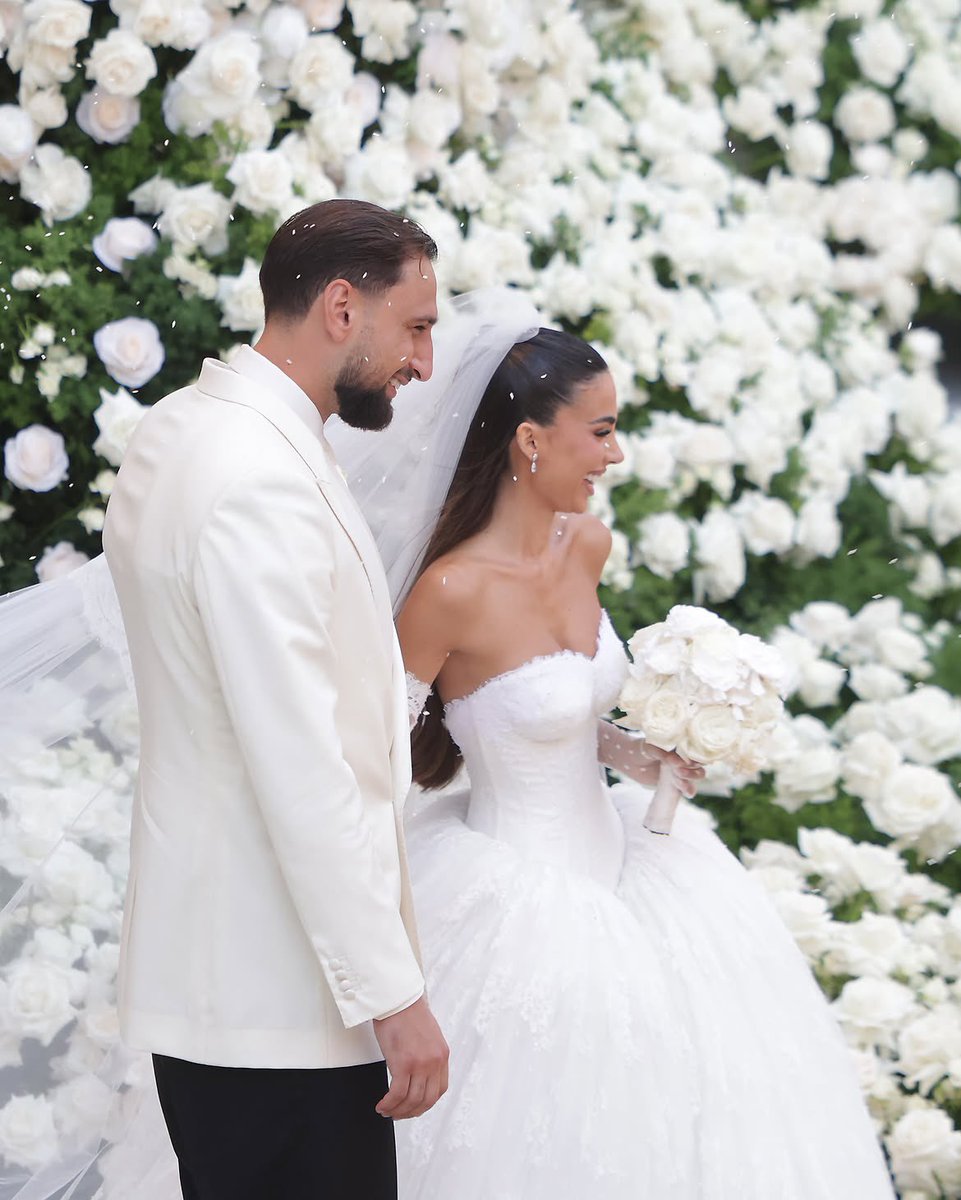 AthleteVanity's tweet photo. Gianluigi Donnarumma and his partner, Alessia Elefante are married 🥹❤️💍 https://t.co/D4ghpaf7i1