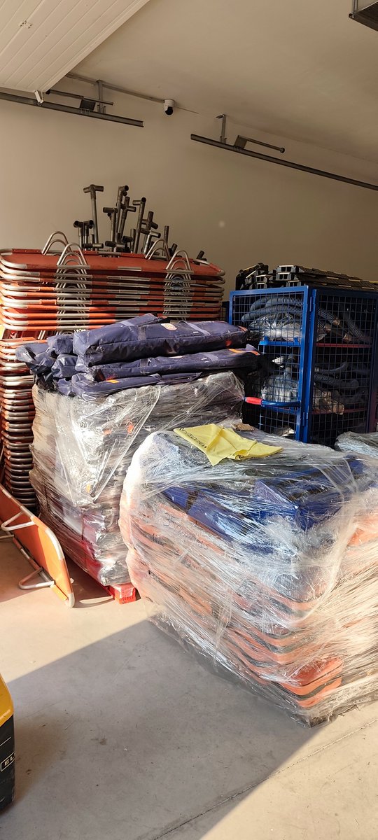 Delmoplus's tweet photo. Las unidades de SAMUR-PC  desplazadas al #IFSierraOeste continuan con labores asistenciales y de protección civil.
En la unidad de logística seguimos preparando material ante posibles necesidades. 
La situación impresiona y conmueve. 
Precaucion y mucho ánimo a los afectados. 😥 https://t.co/y7M4aHMApV