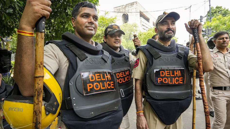 JaipurDialogues's tweet photo. Imagine the Morale of Delhi Police right now

पत्थर भी खाए 
लातें भी खाई 

और सरकार ने Surrender कर दिया https://t.co/6DxMky0d2k