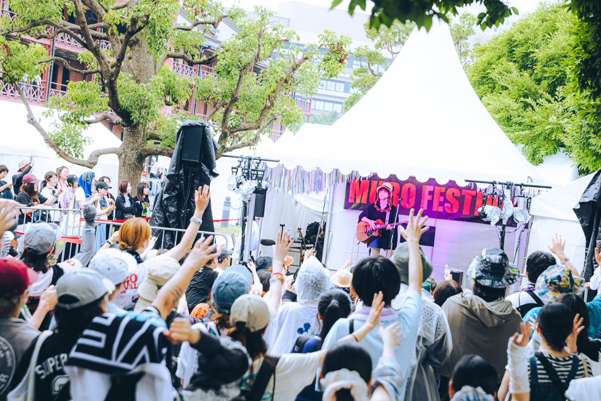 murofes's tweet photo. 【 #ムロフェス2026レポ 】

弾き語りの革命児、稲村太佑がムロアコステージに登場！ムロフェス出演バンドのカヴァーメドレーを披露しつつ、観客を巻き込みながらそのユーモアと圧倒的歌唱力を爆発させていく。一番ピュアな曲との新曲も披露し、特別な空間を作り上げた。

pic @MmmuSic_ai
#murofes https://t.co/KLoksDLocH