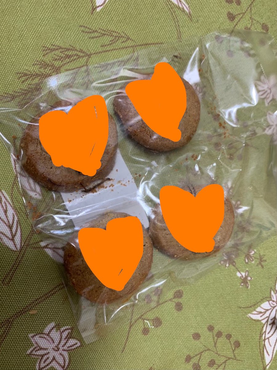 tnknok's tweet photo. @kawasaki_rena 藤枝ようこそでした🥹💜
サッカーエース最中美味ですよね☺️⚽️🍵

こちら５年前の昆虫自販機の写真で画質は荒いですが、値段の変動があまりなく、昆虫食の可能性を感じます🐞👏
その際コオロギクッキーを食べました🦗🍪
原材料名「コオロギ(個体)」のインパクト🪰
姿形そのままなので一応隠しました🦗😂 https://t.co/U2c9rJ1QZJ