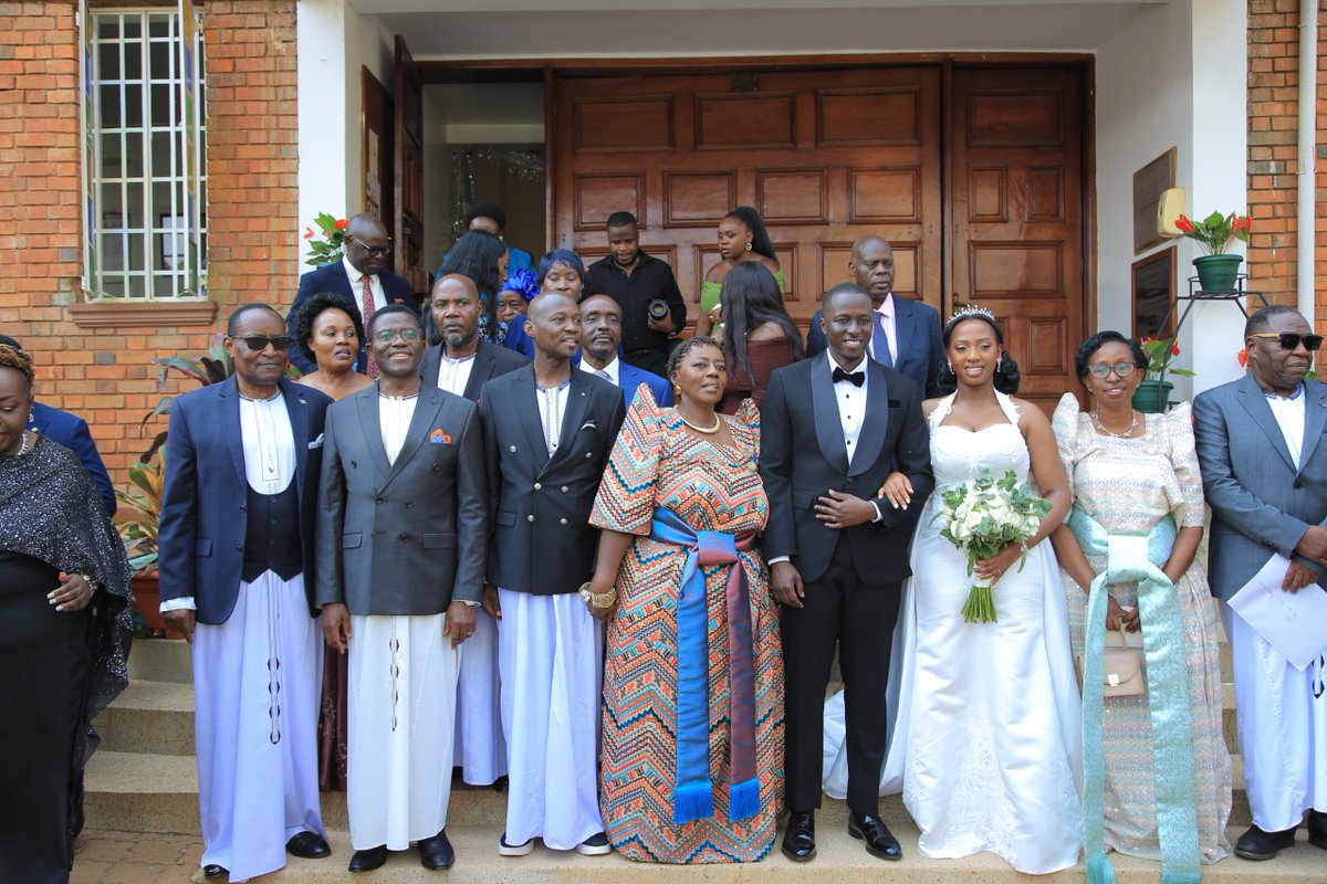 cpmayiga's tweet photo. Obufumbo busaana kuyingiramu n'oyo bwemwetegeera obulungi era nga mukwano gwo, bwe mubeera nga mumanyiganye bulungi obufumbo bubanguyira.

Nkulisa Keith Mugisha ne Karungi Kajura abagattiddwa empeta leero mu kkanisa y'Omutukuvu Stefano Kisugu, tubaagaliza obufumbo obulungi.

Njozaayoza ne Kenneth Wycliff Mugisha eyaliko Governor wa Rotary, azaala Keith olw'okutuuka ku kkula ly'okulaba omwana ng'akula era ng'atandika amaka.