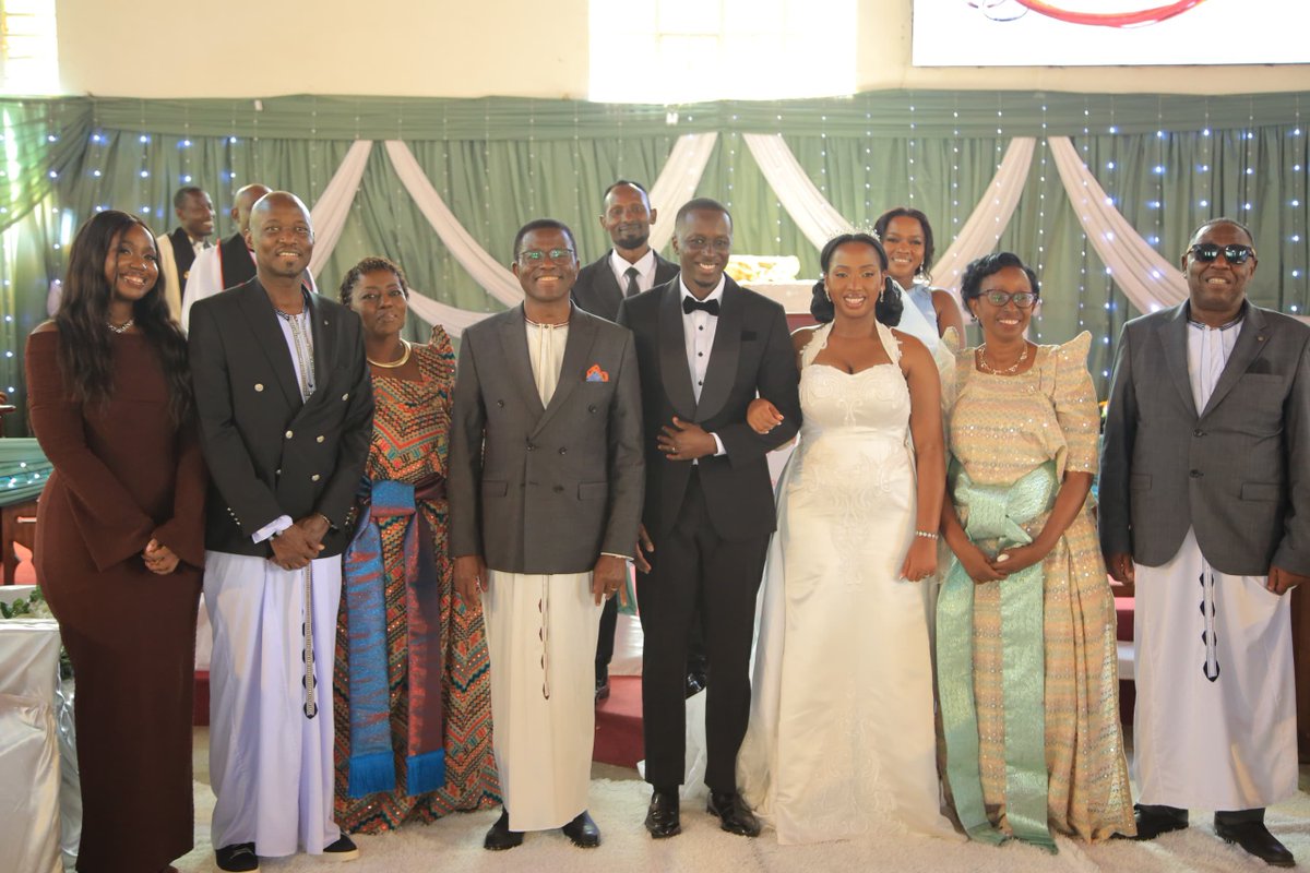 cpmayiga's tweet photo. Obufumbo busaana kuyingiramu n'oyo bwemwetegeera obulungi era nga mukwano gwo, bwe mubeera nga mumanyiganye bulungi obufumbo bubanguyira.

Nkulisa Keith Mugisha ne Karungi Kajura abagattiddwa empeta leero mu kkanisa y'Omutukuvu Stefano Kisugu, tubaagaliza obufumbo obulungi.

Njozaayoza ne Kenneth Wycliff Mugisha eyaliko Governor wa Rotary, azaala Keith olw'okutuuka ku kkula ly'okulaba omwana ng'akula era ng'atandika amaka.