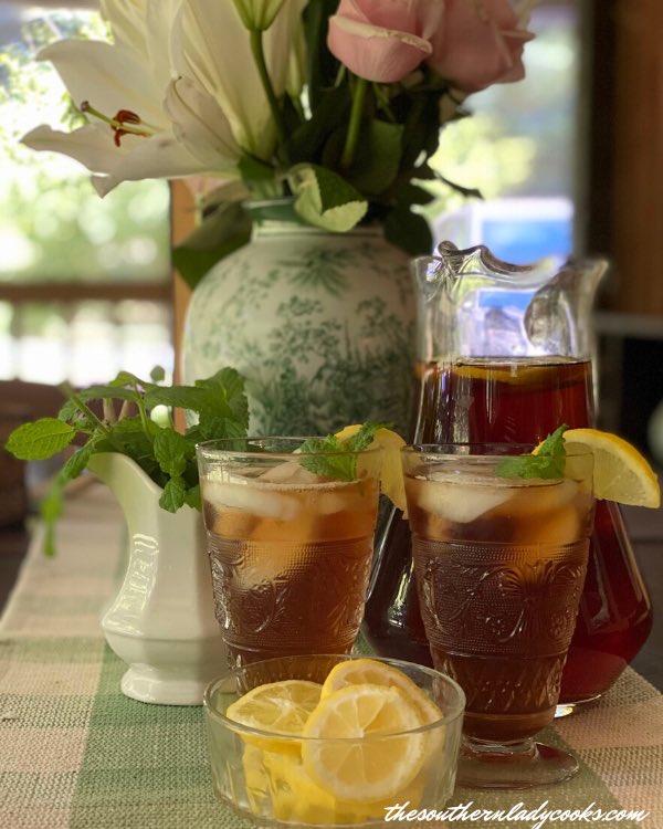 SouthLadyCooks's tweet photo. Recipeโก๏ธ https://t.co/a1TU5MgQa3 We make sweet tea almost every day during this hot weather and Southerners love their mint juleps, too. We make both with simple syrup and give you our recipes above. Cool off with a cold glass! #sweettea #mintjulep https://t.co/FQjZjz4AKN