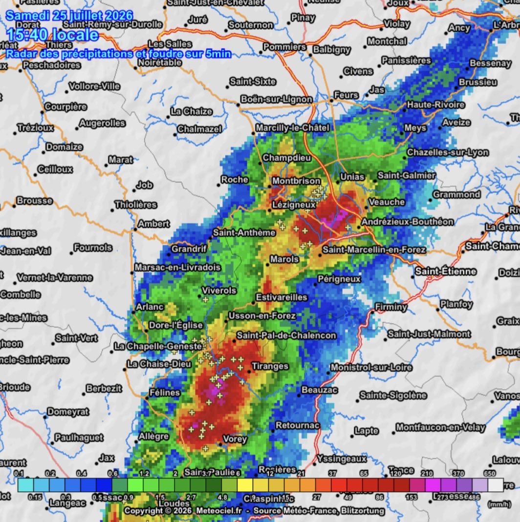 Orage_42's tweet photo. 🌩️ Les #orages gagnent du terrain dans la #Loire ! Des cellules remontent du Puy-de-Dôme et de la Haute-Loire, avec de fortes pluies, un risque de fortes rafales de vent et localement de la grêle. https://t.co/4KLcK3W1kL