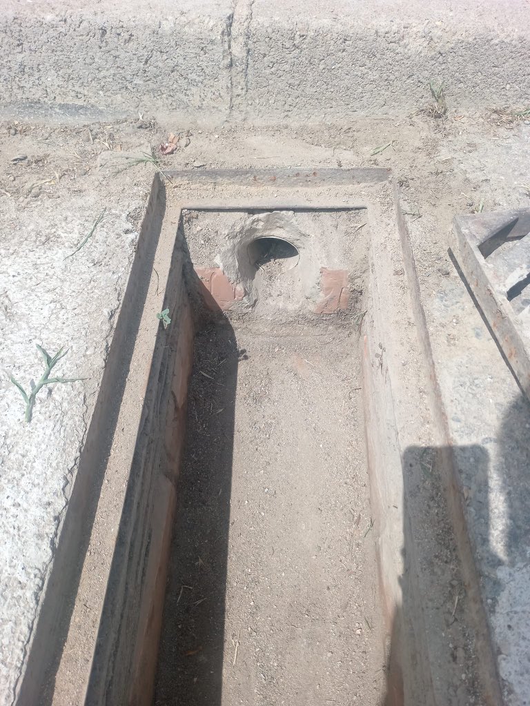 juntsxvidreres's tweet photo. 🧹💧 Es porten a terme treballs de neteja dels embornals del municipi, per millorar el drenatge i ajudar a prevenir incidències en episodis de pluja.
#Vidreres #Manteniment #Neteja #EspaiPúblic #FemPoble https://t.co/KHjWB4NcXq