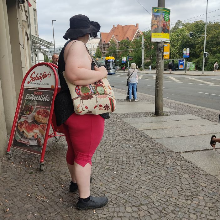 LebenundS's tweet photo. Kein Rotkäppchen. #LeipzigPeople #LePeople https://t.co/typn1Sj8YD