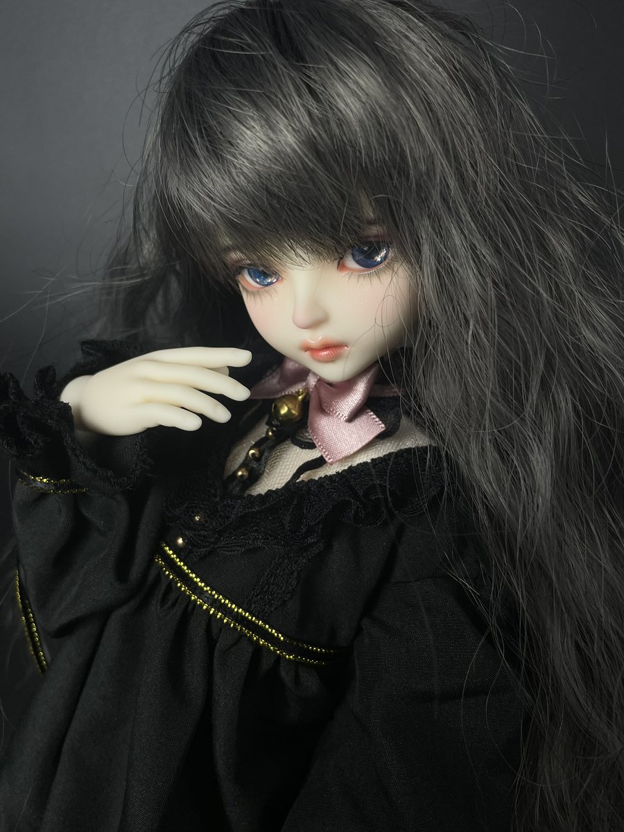 toto_armored's tweet photo. 【 Studio Asset : New Welcome 】
新たな美学基準として、Myou Doll「黒猫Delia」をアトリエへお迎えいたしました。
この極限のガラスアイの屈折率と、白磁の素肌に宿る官能的な造形質量。
TOTO MODELが追い求めるうるみ目とメイクの極限への、最高のインスピレーションです。 https://t.co/VTaRy4lkkU
