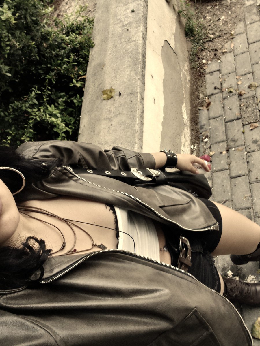 lifecollapses's tweet photo. Bugün sürtük metalciyiz https://t.co/p7kAd1x4Hw