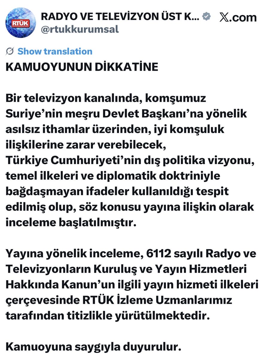 BartuSoral's tweet photo. 1) El Şara’nın İŞİD lideri olduğunu, oradan El Nusra’ya evrildiğini, terörist olduğunu dünya alem biliyor. Nesnel bir gerçeğin dillendirilmesi ne zaman suç oldu? 

Galileo, 1633 yılında “Dünya yuvarlaktır” dediği için Engizisyon mahkemesinde yargılanmıştı. İşi oraya mı vardıracaksınız?

2) Hükümetin, Ahmet Davutoğlu’yla başlayan, Esad’ın gidişi ve El Şara’nın gelişiyle sonuçlanan Suriye politikasının iki sonucu oldu:

A) İsrail, Suriye’ye 10 yeni askeri üs kurdu. Birisi Şam’a 20 km ötede (kaynak: Middle East Eye). Yani İsrail bölgede en rahatsız olduğu İran ve Suriye devletlerinden birisinden kurtulduğu gibi oradaki nüfuzunu da hayli arttırdı.

B) SDG yani YPG lideri Mazlum Abdi, Avrupa liderleri ile diplomatik görüşmeler yapar ve başbakan/cumhurbaşkanı seviyesinde kabul görür noktaya geldi.
Yani Irak’ın kuzeyindeki Barzani-Talabani bölgesine ek olarak ikinci kanton yani ikinci Barzanistan Suriye’de doğdu. 
Bu, İsrail’in istediği Kürdistan’ın kuruluş taşlarından ikincisinin döşendiği bir süreç oldu.

Türk dış politikası Suriye’de yanlış yaptı. Etkisiz kaldı.
