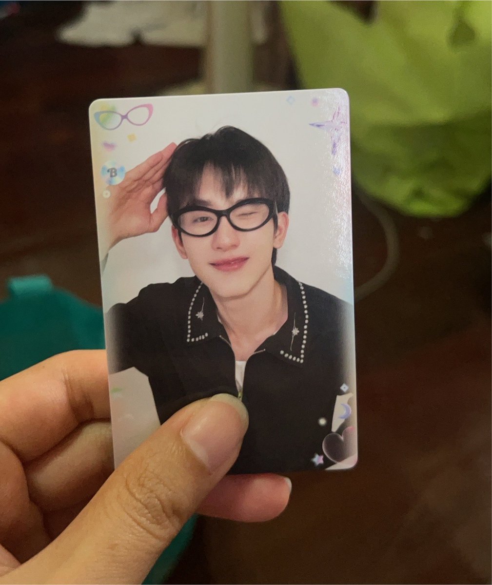 _Pangpon28's tweet photo. วันนี้ยืนรอรถจะเข้าบ้านแล้วฝนตก ก็มีน้องคนนึงน่าจะขึ้นรถสายเดียวกันเดินมา แต่รถยังไม่มา น้องเลยเดินเข้าไปหลบฝน พอตอนที่รถมา เราเลยกวักมือเรียกน้องก็เดินขึ้นรถกัน แต่ในจังหวะที่น้องกำลังลง น้องก็ยืนการ์ด บุ๊ค มาให้ นี่ตกใจมากที่น้องรู้ 😆

ของคุณมากนะคะ🥰

#kasibook https://t.co/uXekzcaEoD
