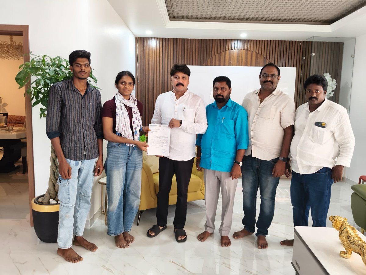 RoshanSonga's tweet photo. చింతలపూడి మండలం చింతపల్లి గ్రామానికి చెందిన మండా మణికంఠ స్వామి (తండ్రి: సత్యనారాయణ) బైపాస్ సర్జరీ నిర్వహించేందుకు అవసరమైన రూ. 7,29,800 విలువైన **ఎల్‌ఓసి (Letter of Credit)**ను చింతలపూడి శాసనసభ్యులు శ్రీ సొంగా రోషన్ కుమార్ గారు అందజేశారు.

ఈ సందర్భంగా బాధిత కుటుంబ సభ్యులకు ధైర్యం చెబుతూ, ప్రభుత్వం ప్రజల ఆరోగ్యానికి అత్యంత ప్రాధాన్యత ఇస్తోందని, అర్హులైన ప్రతి ఒక్కరికీ ప్రభుత్వ సంక్షేమ పథకాల ద్వారా అండగా నిలుస్తామని ఎమ్మెల్యే తెలిపారు.

 ఈ కార్యక్రమంలో చింతలపూడి తెలుగుదేశం పార్టీ మండల అధ్యక్షులు చింతం విష్ణుమూర్తి మరియు మండల జనరల్ సెక్రటరీ రావు కిరణ్ కుటుంబ సభ్యులు పాల్గొన్నారు 

#SongaRoshanKumar #Chinthalapudi #LOC #HealthcareSupport #AndhraPradesh #PublicService #TDP #Chintapalli #BypassSurgery #PeopleFirst