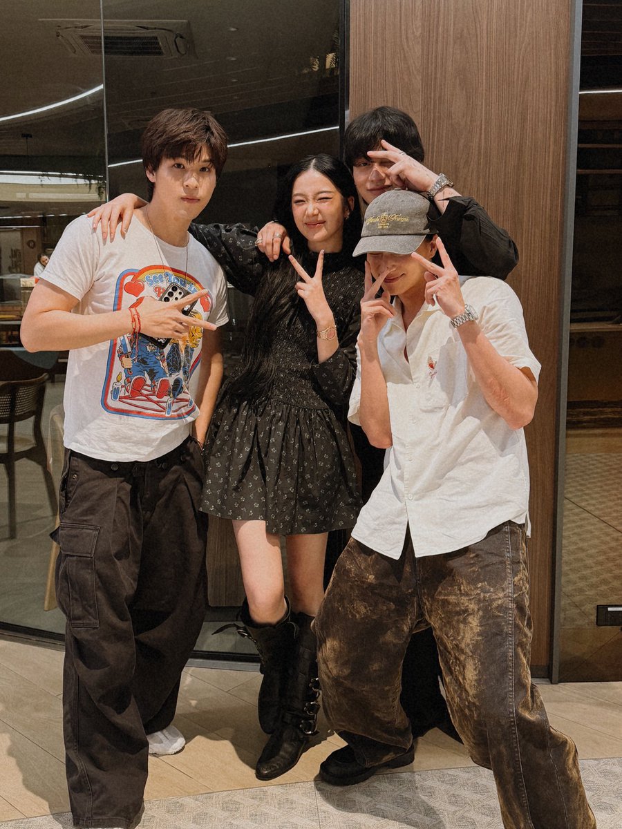 TharineePooH's tweet photo. “เพื่อนๆบอกว่าจะไม่แต่งงานถ้าฉันไม่แต่ง จับตาดูไว้นะควัฟ สัญญาลูกผู้ชายครับ 👀”

กรี้ดดดดดดเแก๊งค์นี้มันน่ารัก มาช่วยเหนิงจับตาดูกันค่ะ👀
🔗 https://t.co/7a9bBUBnsY

IG : thanaerngnin
#bbrightvc @bbrightvc https://t.co/TrkbL8llmi
