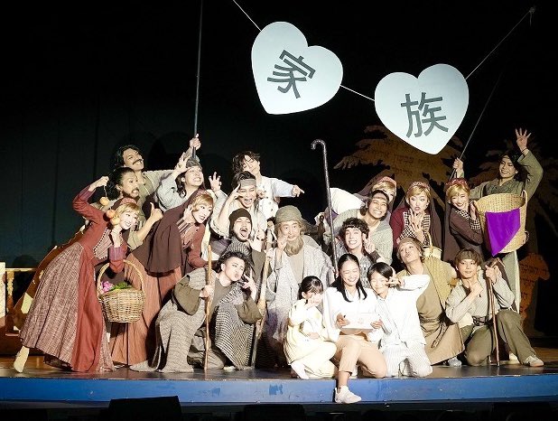 yoshikiyokota's tweet photo. マチソワ2回公演ありがとうございました🌈

本日も沢山のお客様のご観劇嬉しかったです✨

暑い日が続いておりますが、【家族】皆で明日以降の公演もお待ちしています！

一緒に暑い夏を盛り上がって乗り切りましょう！

いつ見ても素敵な写真だ📸

⭐️イッサカル⭐️

#ジョセフ https://t.co/DfcLhpA5ab