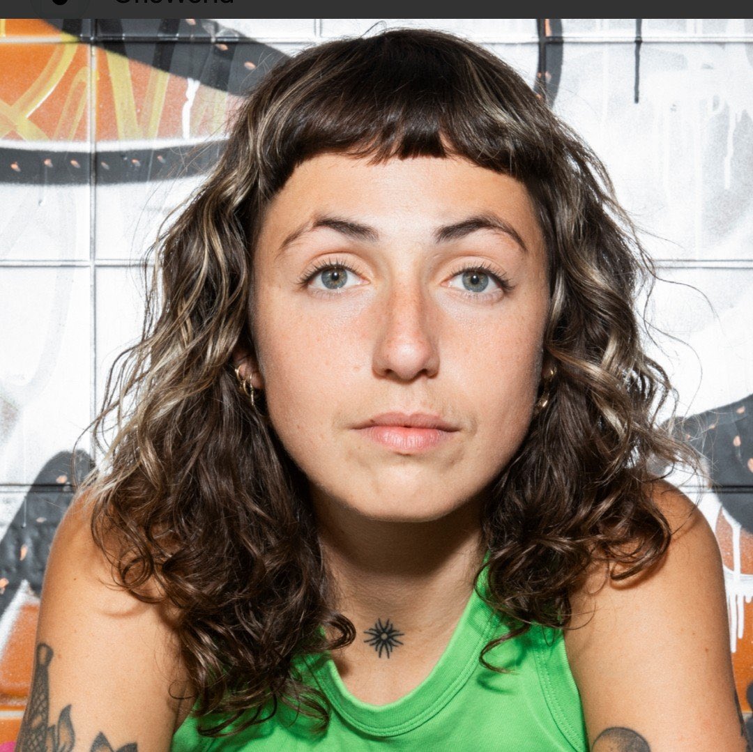 VictorSinclair3's tweet photo. Ça c’est la nana qui a créé un safespace à son concert en demandant à tous les mecs d’aller au fond.
C’est quand même super bizarre la morphopsychologie. 
C’est la frange au milieu du front qui rend abrutie woke ou bien c’est le fait d’être abrutie woke qui pousse à la frange ? https://t.co/Fk0TlMux8Y