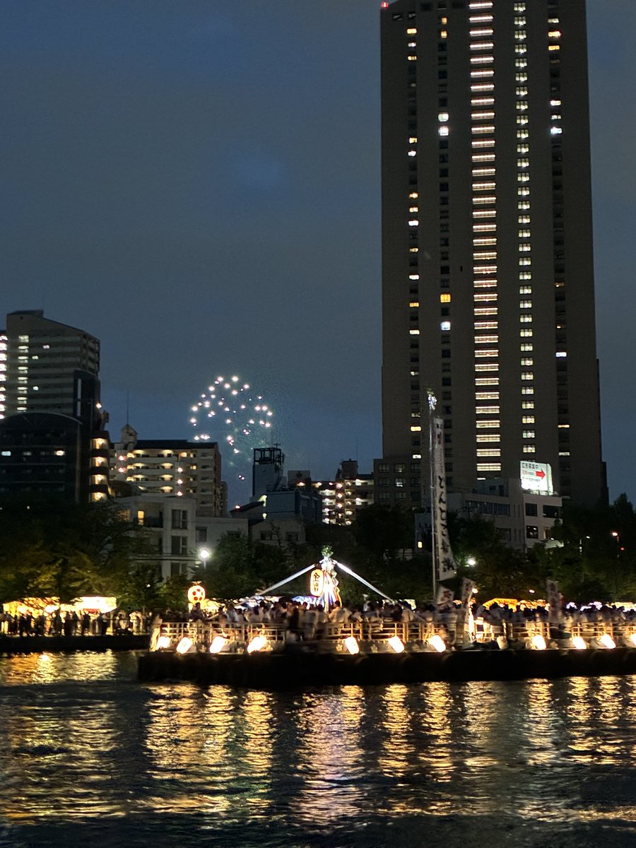 pannamu's tweet photo. 今年もきました♪
大河沿いで花火と船渡御見ようの会！！
今年はいつも以上に多い人数で、誰がいてるかわかんない🤣

でも、友達も多いので、楽しんでます♪

#天神祭2026 https://t.co/zC0x1Q2HVn