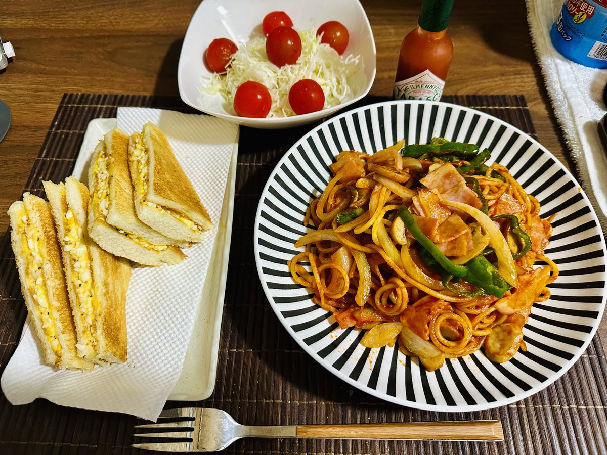 yotchi212's tweet photo. 今夜は学生時代バイトで
喫茶店で作ってた😊
昔ながらのナポリタン🍝
ホットたまごサンドを
🥚は白身と黄身を分けて
みじん切りして混ぜる！
均等に混ざるから👍🏻
ナポリタンはシンプルに
玉ねぎ、ピーマン、ベーコン、マッシュルームのみ
今は😅デカ盛りやら見た目とか流行ってるが
昔の喫茶店メニュー https://t.co/EpW4XRxC4F