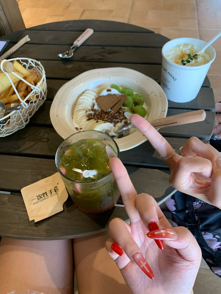 20060626c's tweet photo. 吃饭中，顺便问候一下我的ATM奴。
继续转账，我的中指就是你的催命符🖕#报销 #美甲 #上贡奴 #女权至上 #ATM奴 #女s https://t.co/CZroR13S7N