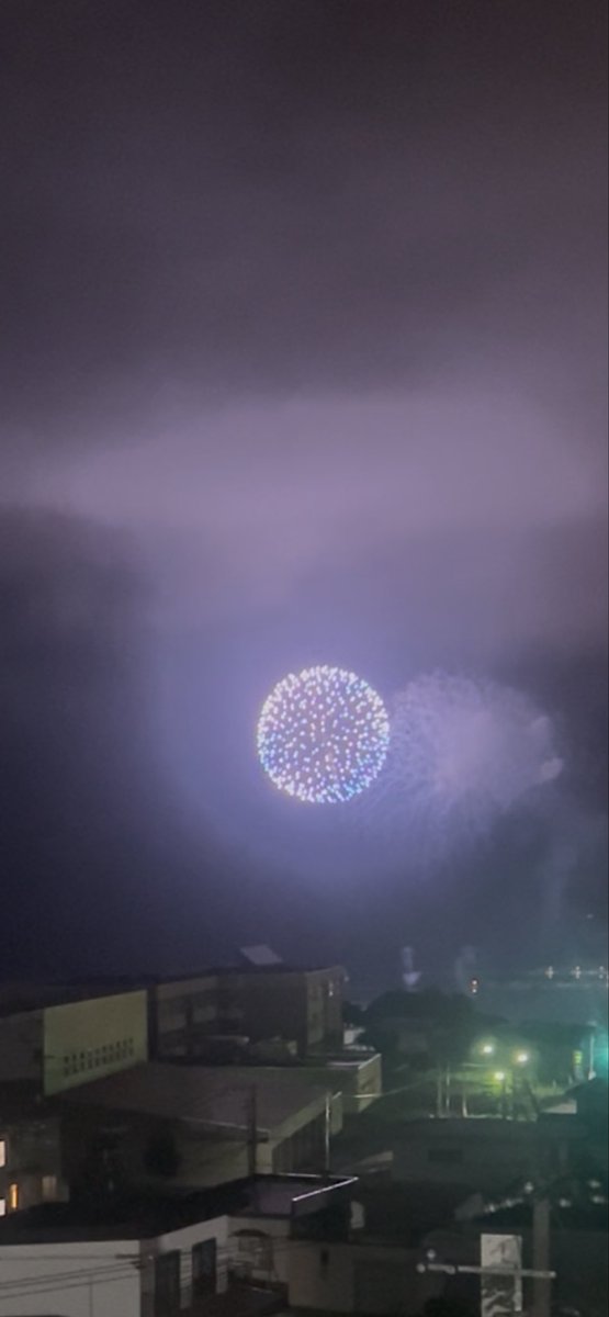 lohivena's tweet photo. 家から見た花火🎇 https://t.co/YVqtqarIPh