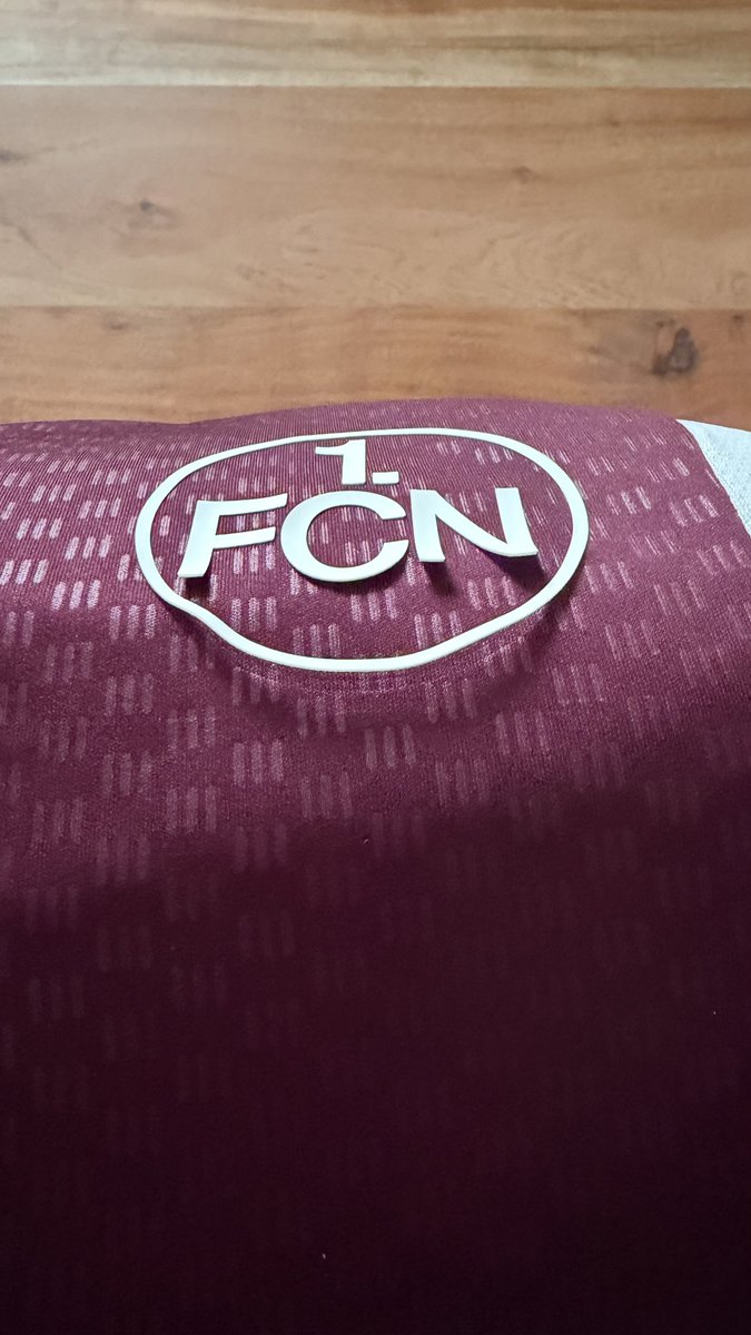haighfive's tweet photo. Erste Wäsche, Logo ab. Geklebt statt genäht – immerhin konsequent gespart. Chapeau, @1_fc_nuernberg @adidas #fcn https://t.co/CMg8gOwEzs