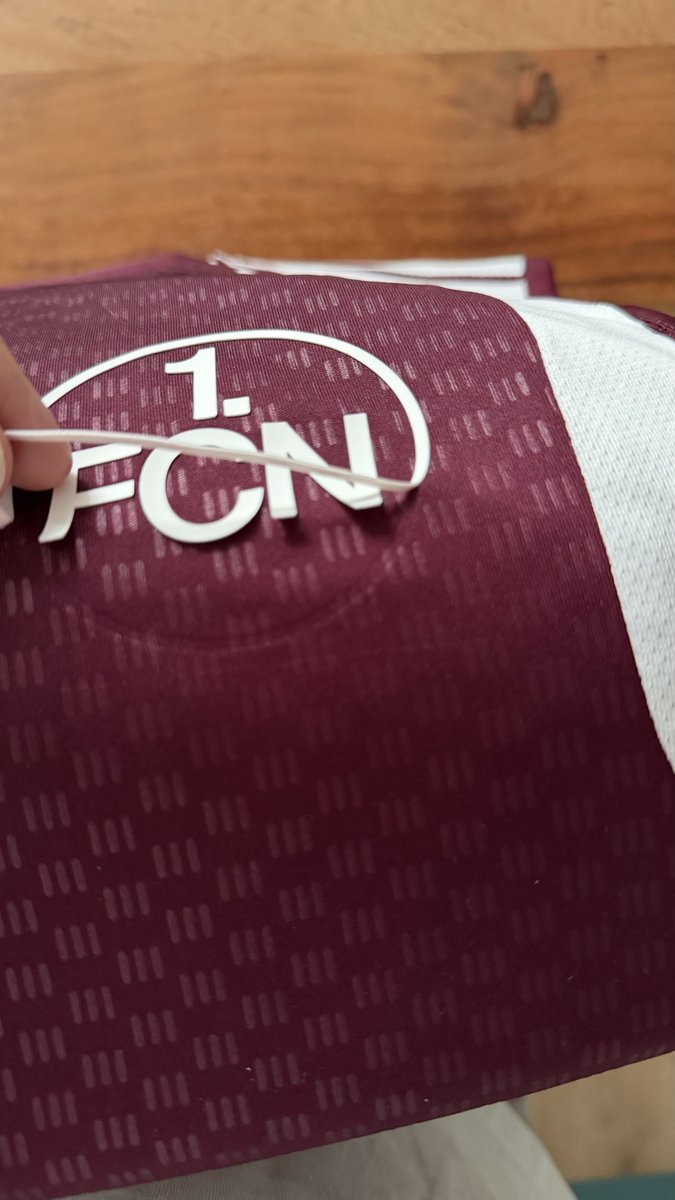haighfive's tweet photo. Erste Wäsche, Logo ab. Geklebt statt genäht – immerhin konsequent gespart. Chapeau, @1_fc_nuernberg @adidas #fcn https://t.co/CMg8gOwEzs
