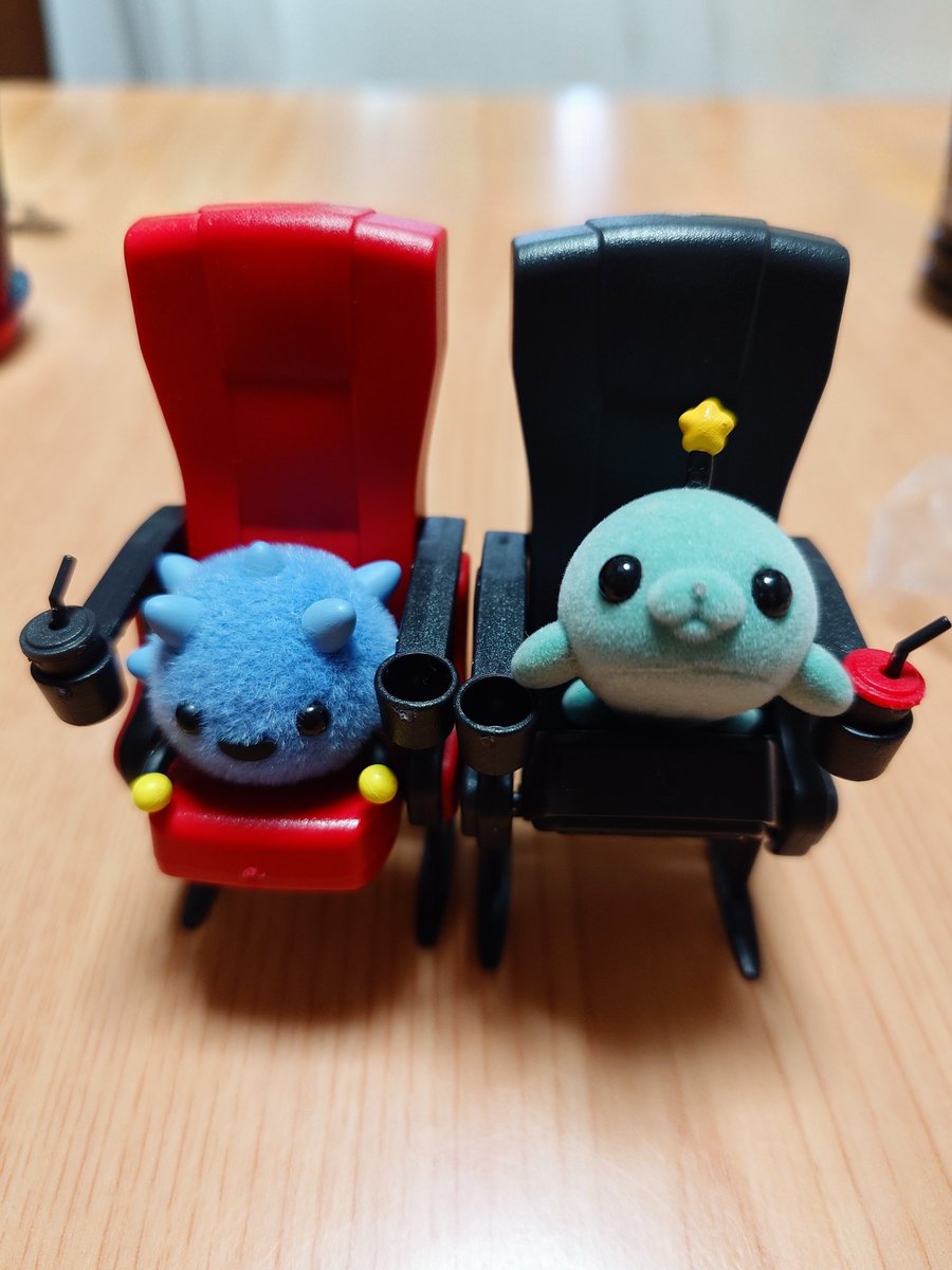 11Somama's tweet photo. セリアで映画館の椅子購入してみた
とりあえず、たまちゃんたちを座らせてみた https://t.co/DCgKDOJWZk