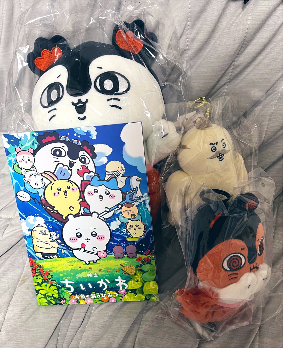 774_10pe's tweet photo. 映画は観てないけど、売り切れるの嫌だからパンフだけ買いに行ったら、売ってたのでぬいたちも買った🥰 https://t.co/4h6ZOiSTtI