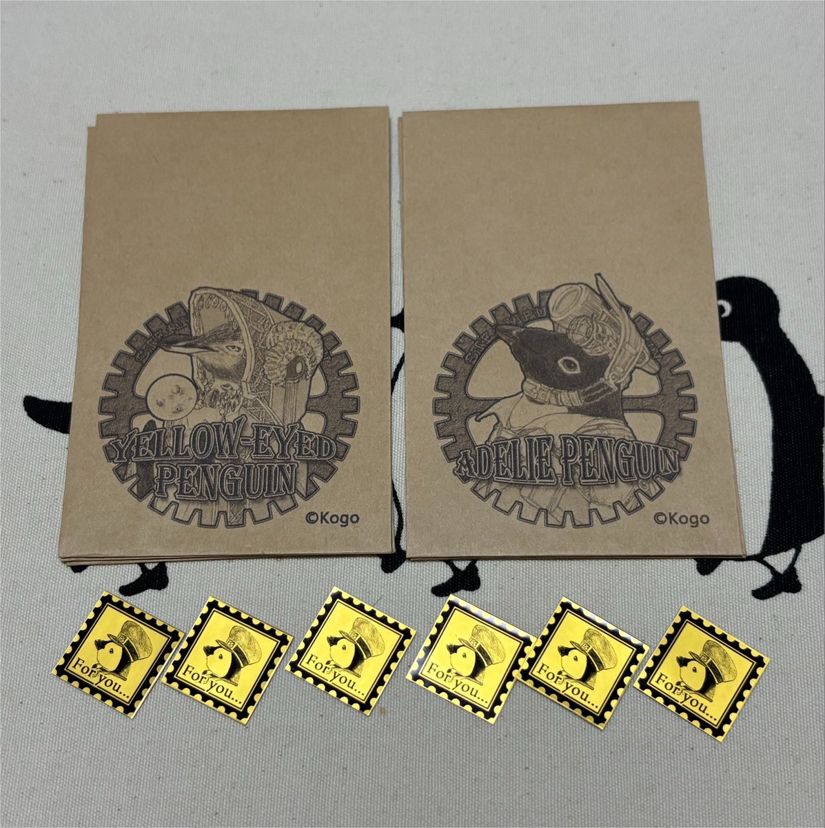 aoihigepen's tweet photo. ペンバザマルシェ
越谷レイクタウン
@lapisraspberry kogoさんの
ペンギンポチ袋(アデリーとキガシラペンギン)
金ピカなフンボルトペンギンステッカー
3枚目の冊子はペンギン解体新書
無料でいいの？という濃い内容
4枚目はリアルバケツペンギン
(サイズ間違え😆) https://t.co/iEDgmRpshN