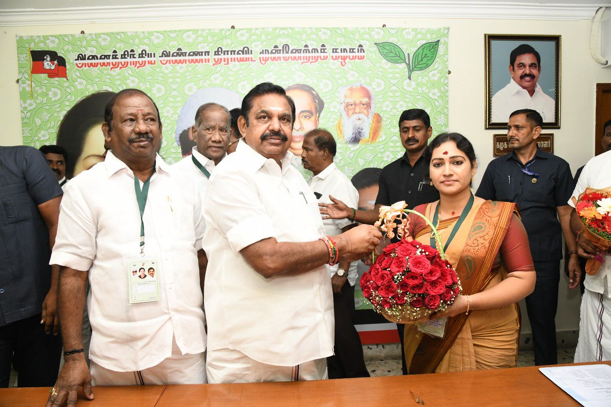 MalathiAIADMK's tweet photo. இன்று ராயப்பேட்டை புரட்சித்தலைவர் எம்ஜிஆர் மாளிகையில் 25/07/26 காலை 
10 மணி அளவில்….

அஇஅதிமுக கள்ளக்குறிச்சி மாவட்ட ஆய்வுக்கூட்டத்தின் போது…..

கழக பொதுச் செயலாளர் புரட்சித்தமிழர் மாண்புமிகு #எடப்பாடியார் அவர்களிடத்தில் தேர்தலுக்குப் பிறகு எனக்கு பேச வாய்ப்பளித்து மாவட்ட கழக நிர்வாகிகள் மாநில நிர்வாகிகள் முன்னிலையில் ……

மூன்று கோரிக்கைகள் வைத்துள்ளேன்….

அது கட்டாயமாக நிறைவேறும் என்ற நம்பிக்கையோடு பொதுச் செயலாளர் அவர்களிடத்தில் வாழ்த்துக்களைப் பெற்றேன்..!!

🙏✌️🌱