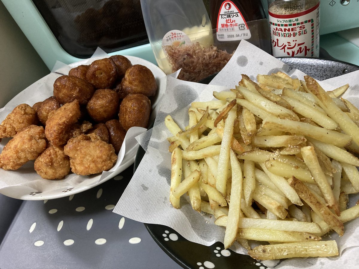 tottoko_86tr's tweet photo. 今年も隅田川花火大会はお家から🎆
揚げ物と一緒にいただきます(*^o^*) https://t.co/6QEKhJ5vle
