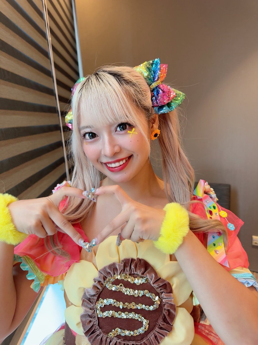 himawaridaa's tweet photo. JAPAN EXPO Malaysia 2026
1日目終了🌻🌈✨

マレーシアで���初ライブ！
マレーシアの皆さんにあたたかく迎えていただけて嬉しかった🥹❤️

そして、2018年ぶりにJAPAN EXPOという大舞台に帰って来れて光栄🥲✨

みんなのおかげでここまで来れた！
本当にありがとう🥹🌻✨

#中野向日葵超絶最強伝説 https://t.co/wwZ2cVMiE8