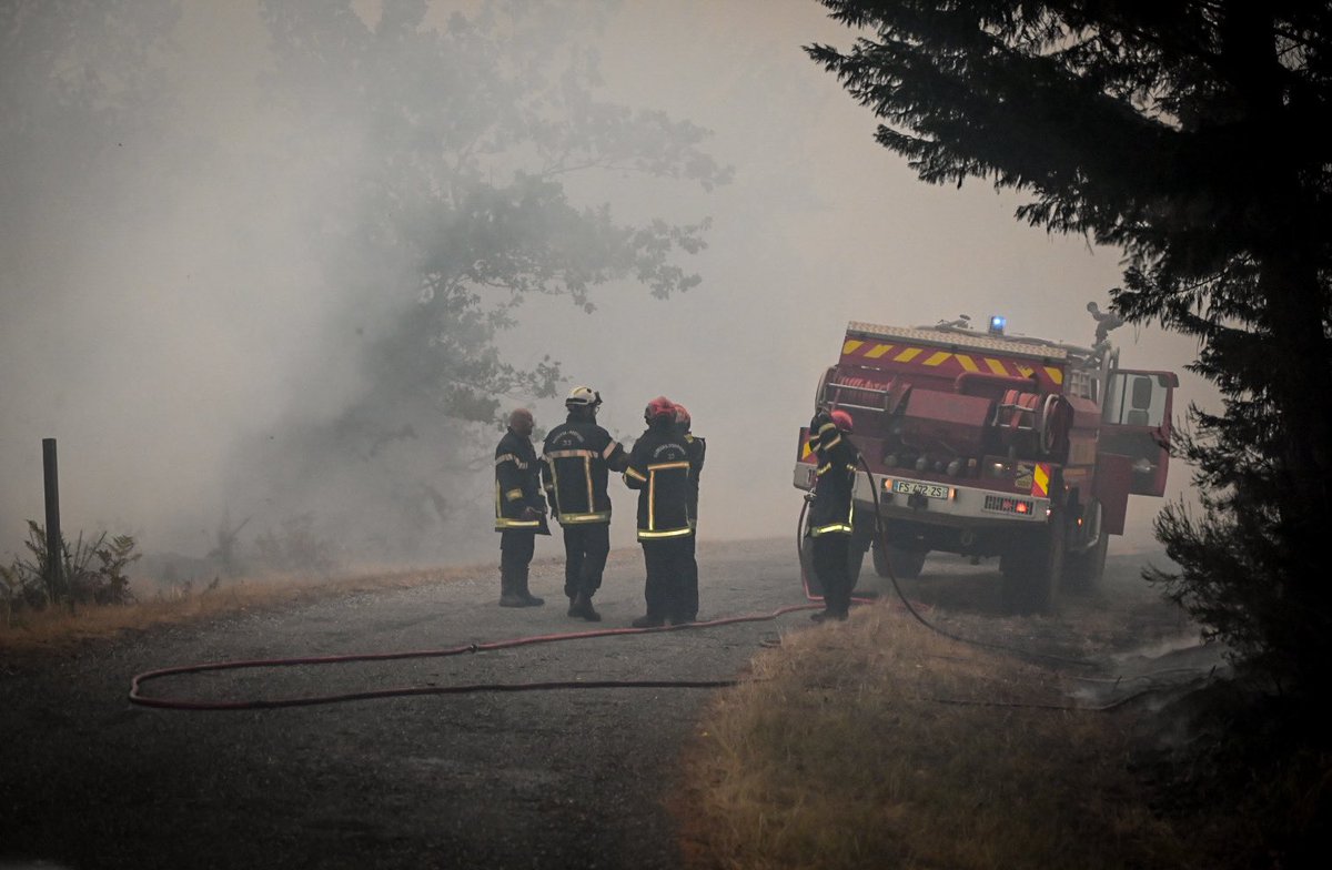 PompiersFR's tweet photo. #Incendie | En Gironde, l’effort se poursuit pour lutter contre les feux.

Des sapeurs-#pompiers venus de partout en France sont engagés aux côtés des équipes du #Sdis33. 
Cet engagement collectif témoigne d’un véritable élan national, où les femmes et les hommes des services d’incendie et de secours unissent leurs forces pour protéger les populations, les biens et les espaces naturels.

Pour les soutenir, chacun a un rôle à jouer : respectez les consignes de sécurité  de @PrefAquitaine33 et les restrictions en vigueur.