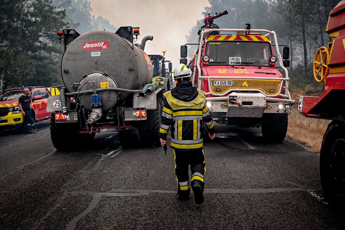 PompiersFR's tweet photo. #Incendie | En Gironde, l’effort se poursuit pour lutter contre les feux.

Des sapeurs-#pompiers venus de partout en France sont engagés aux côtés des équipes du #Sdis33. 
Cet engagement collectif témoigne d’un véritable élan national, où les femmes et les hommes des services d’incendie et de secours unissent leurs forces pour protéger les populations, les biens et les espaces naturels.

Pour les soutenir, chacun a un rôle à jouer : respectez les consignes de sécurité  de @PrefAquitaine33 et les restrictions en vigueur.