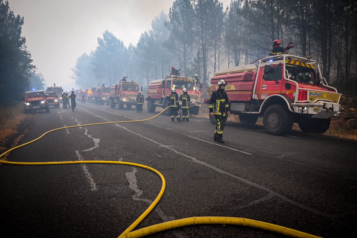 PompiersFR's tweet photo. #Incendie | En Gironde, l’effort se poursuit pour lutter contre les feux.

Des sapeurs-#pompiers venus de partout en France sont engagés aux côtés des équipes du #Sdis33. 
Cet engagement collectif témoigne d’un véritable élan national, où les femmes et les hommes des services d’incendie et de secours unissent leurs forces pour protéger les populations, les biens et les espaces naturels.

Pour les soutenir, chacun a un rôle à jouer : respectez les consignes de sécurité  de @PrefAquitaine33 et les restrictions en vigueur.