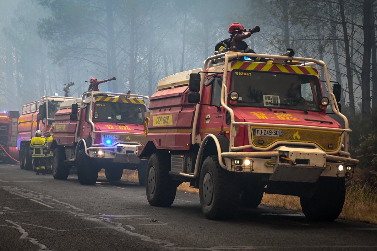PompiersFR's tweet photo. #Incendie | En Gironde, l’effort se poursuit pour lutter contre les feux.

Des sapeurs-#pompiers venus de partout en France sont engagés aux côtés des équipes du #Sdis33. 
Cet engagement collectif témoigne d’un véritable élan national, où les femmes et les hommes des services d’incendie et de secours unissent leurs forces pour protéger les populations, les biens et les espaces naturels.

Pour les soutenir, chacun a un rôle à jouer : respectez les consignes de sécurité  de @PrefAquitaine33 et les restrictions en vigueur.