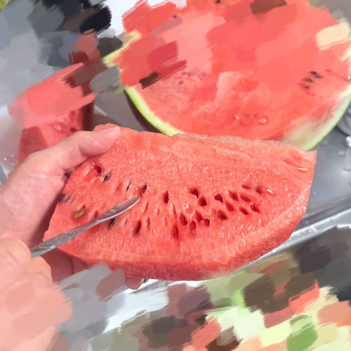 aiirokaeru's tweet photo. あーにゃ「これはな、今年一番の発見なんやけど、スイカの種はカニスプーンで取るのが一番いい。見て、これ。こんなん取ろうと思ったらズタボロになるやん？でもな、こんなキレイに取れるねん」
私「え？？？天才すぎん？？？？」 https://t.co/Wjzo5fv8Su