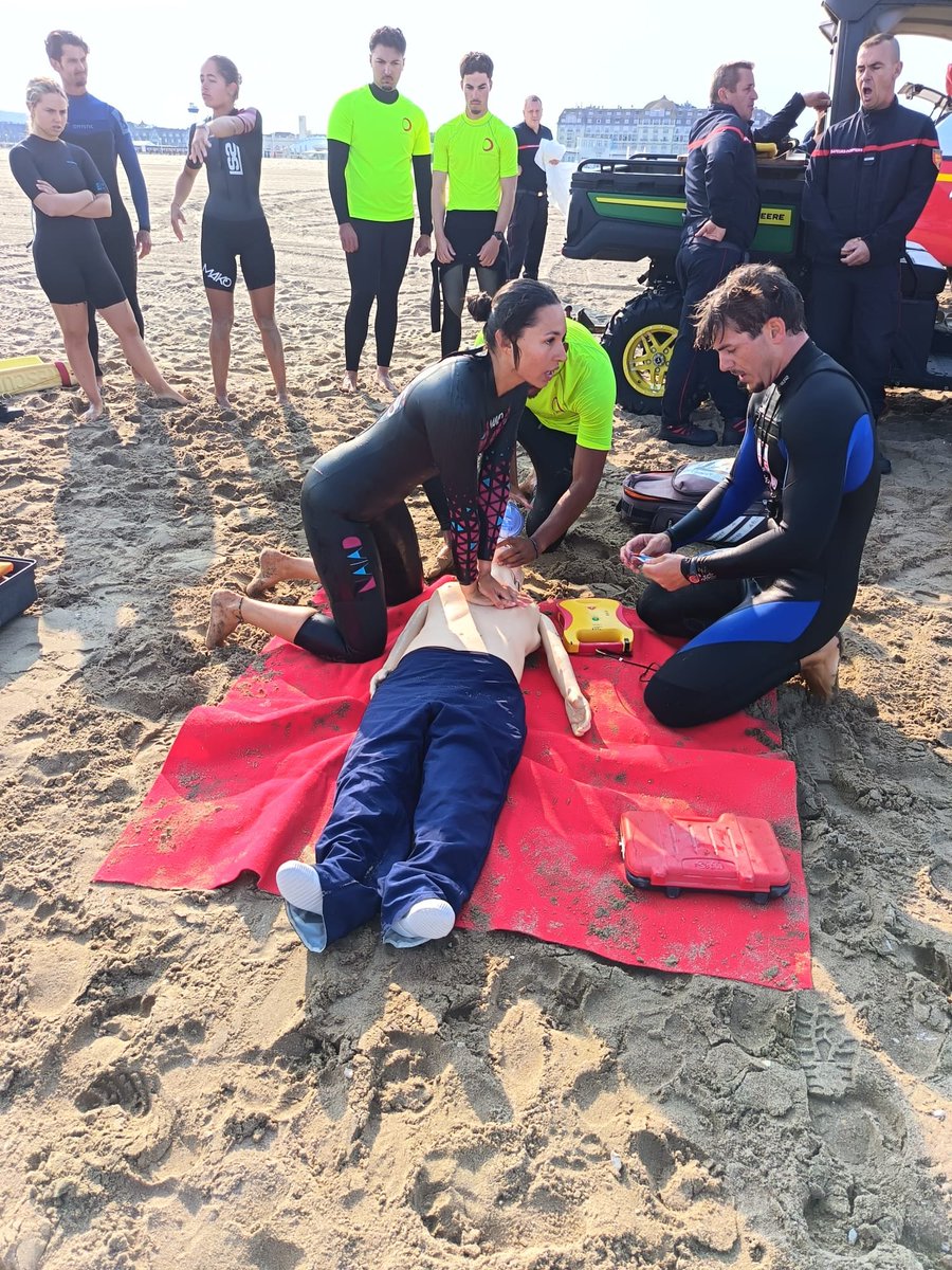 Image de Préfet du Calvados - 🌊 Sur la plage de #Deauville, la sécurité des baigneurs se prépare et se coordonne !

Les CRS nageu