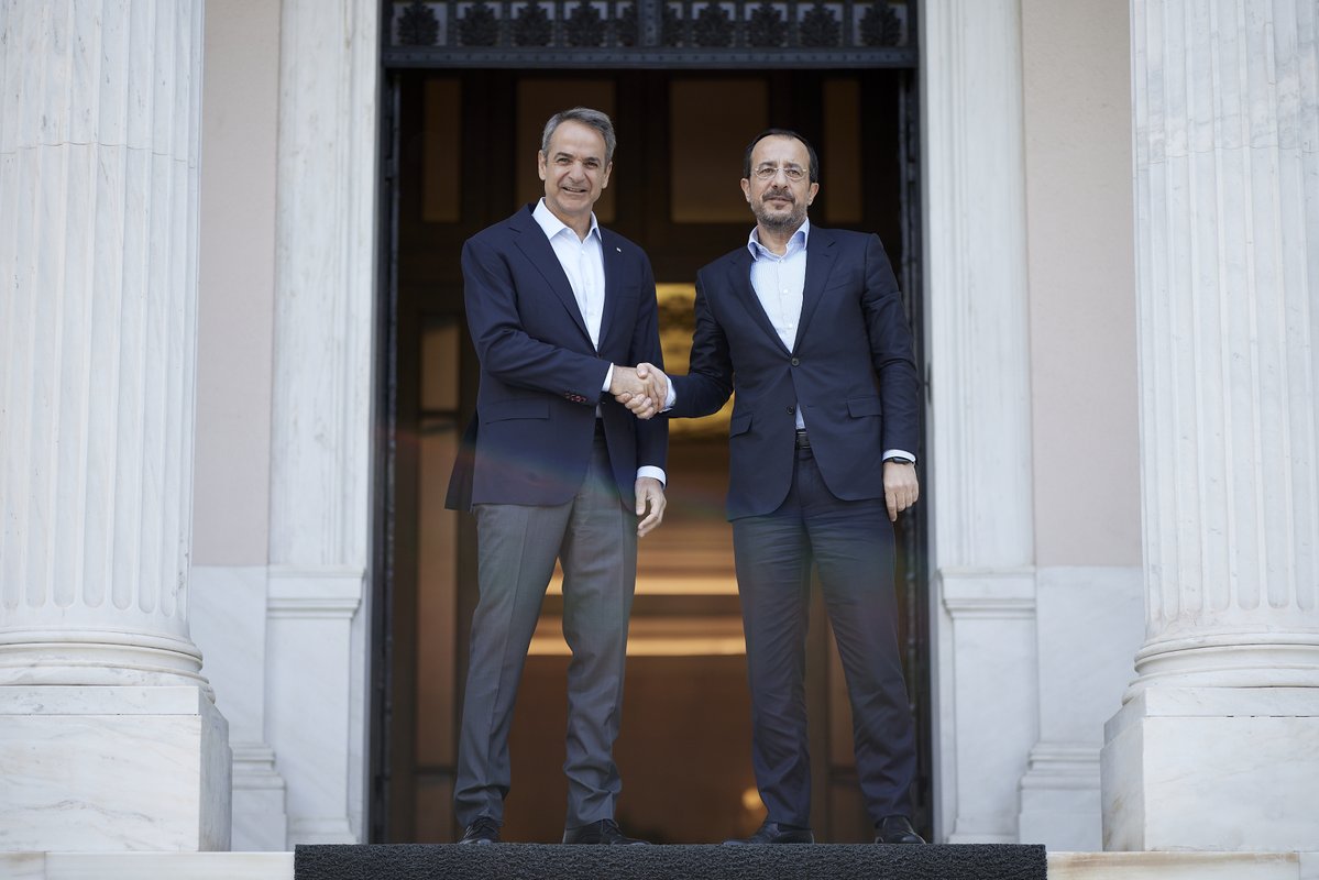 PrimeministerGR's tweet photo. Υποδέχθηκα σήμερα στο Μέγαρο Μαξίμου τον Πρόεδρο της Κυπριακής Δημοκρατίας, Νίκο Χριστοδουλίδη.

Μετά από σχεδόν 20 χρόνια, ο Γενικός Γραμματέας των Ηνωμένων Εθνών θα βρεθεί στην Κύπρο την επόμενη εβδομάδα. Εμείς στηρίζουμε απόλυτα τις πρωτοβουλίες του Προέδρου Χριστοδουλίδη για μια ουσιαστική επανέναρξη των συνομιλιών, πάντα στο πλαίσιο των αποφάσεων του Συμβουλίου Ασφαλείας του Οργανισμού Ηνωμένων Εθνών. Είναι μία θέση από την οποία ποτέ δεν πρόκειται η Ελλάδα και η Κύπρος να αποκλίνουμε. https://t.co/7ucn3cKC2U