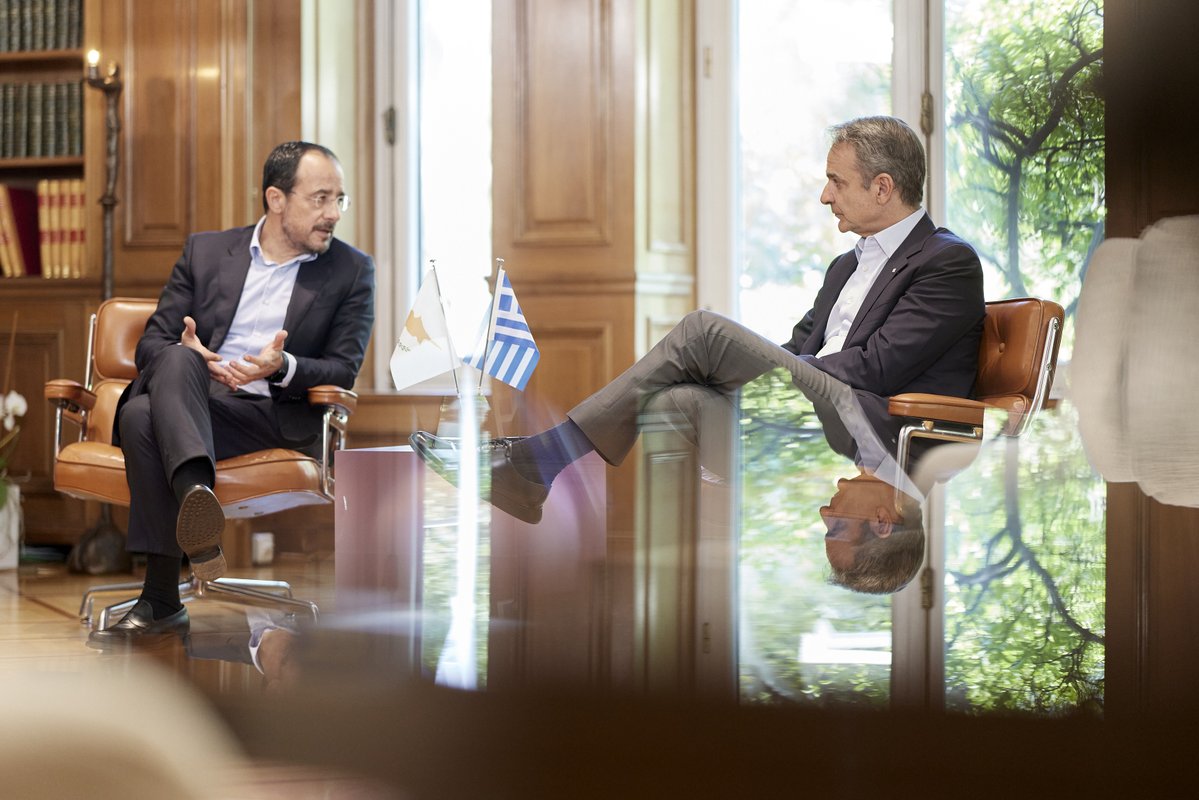 PrimeministerGR's tweet photo. Υποδέχθηκα σήμερα στο Μέγαρο Μαξίμου τον Πρόεδρο της Κυπριακής Δημοκρατίας, Νίκο Χριστοδουλίδη.

Μετά από σχεδόν 20 χρόνια, ο Γενικός Γραμματέας των Ηνωμένων Εθνών θα βρεθεί στην Κύπρο την επόμενη εβδομάδα. Εμείς στηρίζουμε απόλυτα τις πρωτοβουλίες του Προέδρου Χριστοδουλίδη για μια ουσιαστική επανέναρξη των συνομιλιών, πάντα στο πλαίσιο των αποφάσεων του Συμβουλίου Ασφαλείας του Οργανισμού Ηνωμένων Εθνών. Είναι μία θέση από την οποία ποτέ δεν πρόκειται η Ελλάδα και η Κύπρος να αποκλίνουμε. https://t.co/7ucn3cKC2U