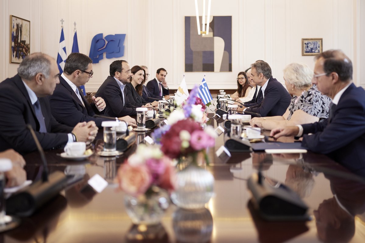 PrimeministerGR's tweet photo. Υποδέχθηκα σήμερα στο Μέγαρο Μαξίμου τον Πρόεδρο της Κυπριακής Δημοκρατίας, Νίκο Χριστοδουλίδη.

Μετά από σχεδόν 20 χρόνια, ο Γενικός Γραμματέας των Ηνωμένων Εθνών θα βρεθεί στην Κύπρο την επόμενη εβδομάδα. Εμείς στηρίζουμε απόλυτα τις πρωτοβουλίες του Προέδρου Χριστοδουλίδη για μια ουσιαστική επανέναρξη των συνομιλιών, πάντα στο πλαίσιο των αποφάσεων του Συμβουλίου Ασφαλείας του Οργανισμού Ηνωμένων Εθνών. Είναι μία θέση από την οποία ποτέ δεν πρόκειται η Ελλάδα και η Κύπρος να αποκλίνουμε. https://t.co/7ucn3cKC2U