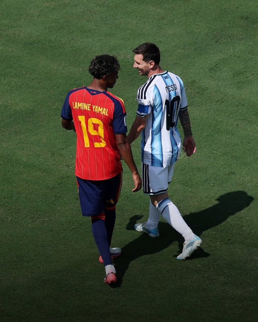 ThefootballFus's tweet photo. From Messi holding baby Lamine Yamal to Lamine Yamal standing beside his idol. Football is a beautiful story. 🐐✨ https://t.co/VCDEg60eLC